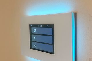 Domovní automatizaci by si Jan po pětileté zkušenosti znovu nepořídil. „Máme s tím víc problémů než užitku,“ přiznává